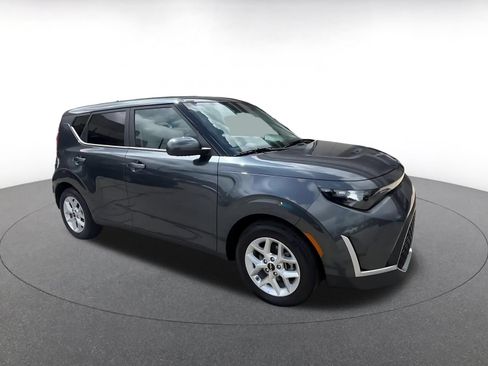 Used 2025 Kia Soul LX w/ LX Technology Package FWD image 2
