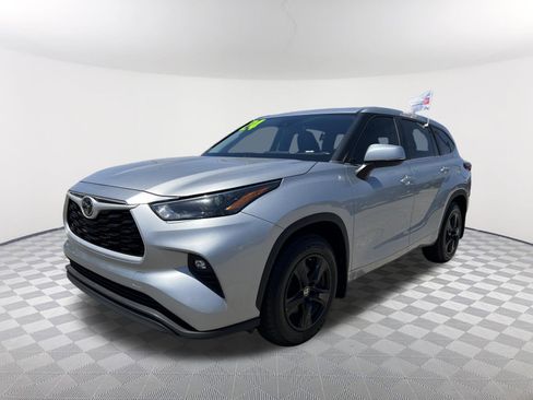 Certified 2024 Toyota Highlander LE image 3