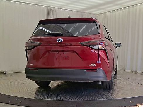 Certified 2024 Toyota Sienna XLE image 8