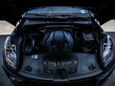 Certified 2026 Porsche Macan AWD/4WD image 19
