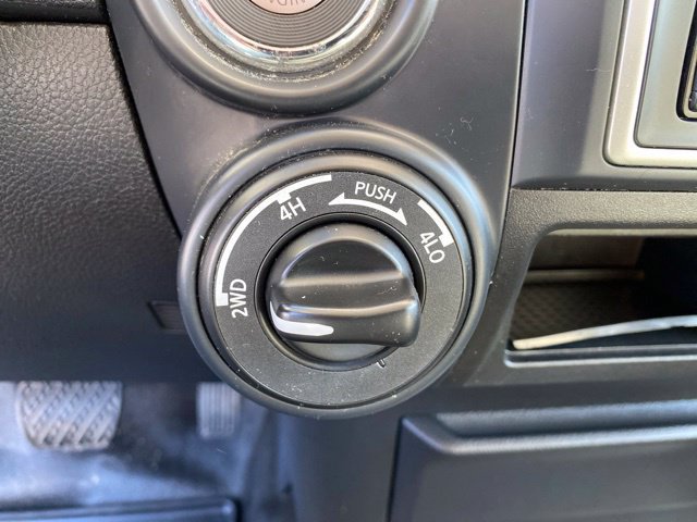 Used 2018 Nissan Titan SV AWD/4WD image 24