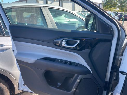 Used 2025 Jeep Compass Limited image 20