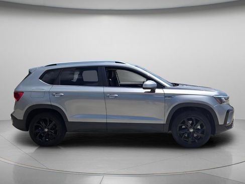 Certified 2023 Volkswagen Taos SE w/ Black Wheel Package FWD image 4