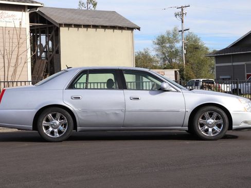 Used 2006 Cadillac DTS Luxury II w/ Sun And Sound Package image 10