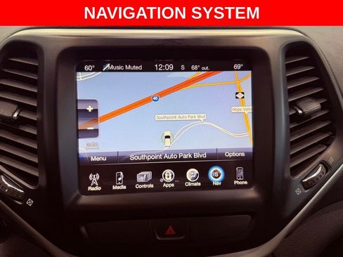 Used 2018 Jeep Cherokee Latitude Plus w/ Comfort/Convenience Group FWD image 8