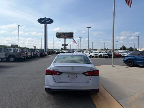 Used 2025 Nissan Altima 2.5 SR w/ SR Premium Package FWD image 4
