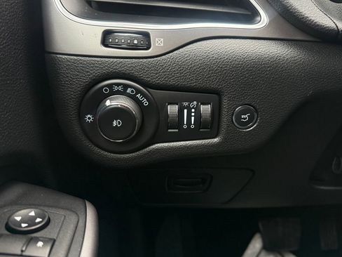 Used 2022 Jeep Cherokee Latitude Lux w/ Mopar Interior Package image 21