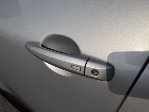 Used 2025 Nissan Rogue SV FWD image 3