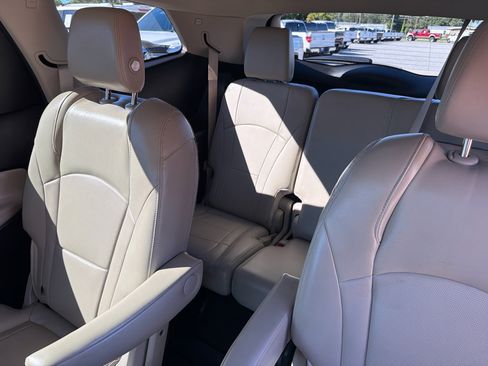 Used 2018 Buick Enclave Essence image 18