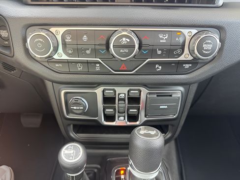 Used 2025 Jeep Wrangler Unlimited Sport AWD/4WD image 21