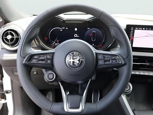 Used 2025 Alfa Romeo Tonale AWD/4WD image 28
