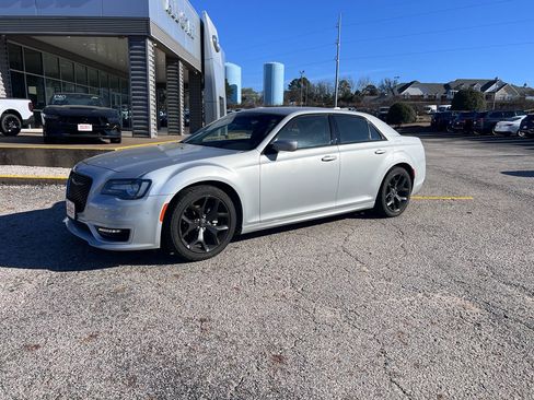 Used 2022 Chrysler 300 Touring L w/ Comfort Group image 2