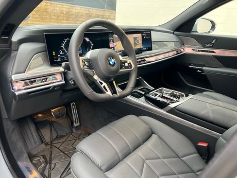 Used 2025 BMW 760i xDrive w/ Premium Package image 12