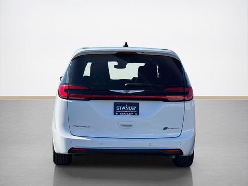 Used 2023 Chrysler Pacifica Touring-L image 6