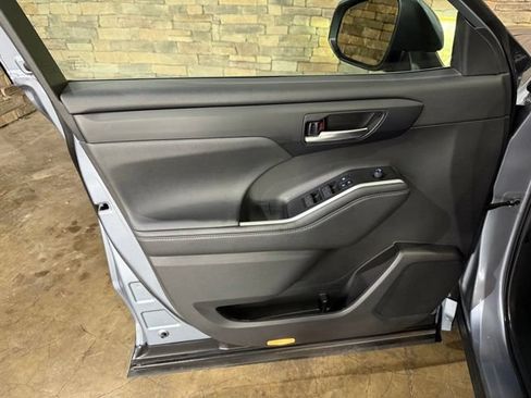 Used 2022 Toyota Highlander XLE AWD/4WD image 11