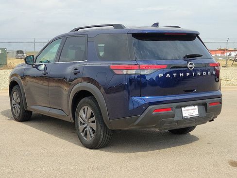 Used 2025 Nissan Pathfinder SV image 3