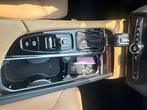 Used 2018 Volvo XC90 T6 Momentum w/ Convenience Package AWD/4WD image 16