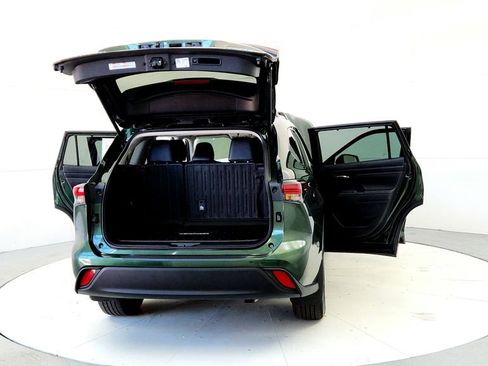 Certified 2024 Toyota Highlander XLE AWD/4WD image 11