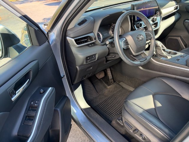 Used 2024 Toyota Highlander XLE FWD image 11