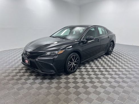 Used 2023 Toyota Camry SE image 3