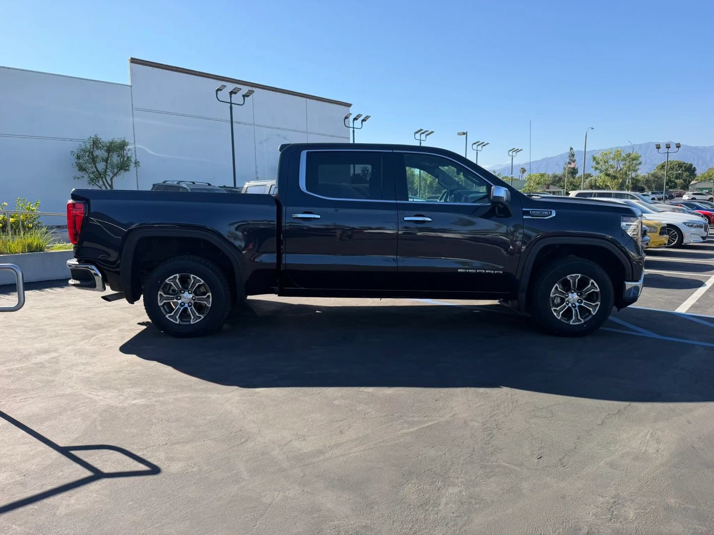 Used 2025 GMC Sierra 1500 SLT AWD/4WD image 4