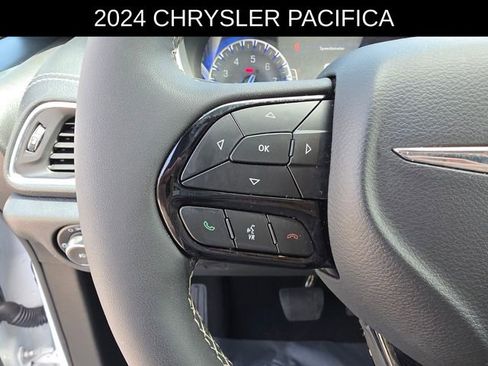 Used 2024 Chrysler Pacifica Limited w/ S Appearance Package image 30
