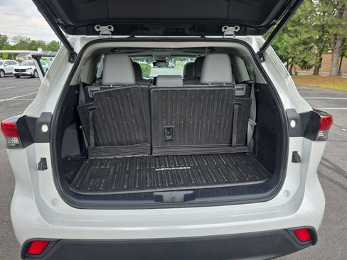 Used 2022 Toyota Highlander XLE AWD/4WD image 28