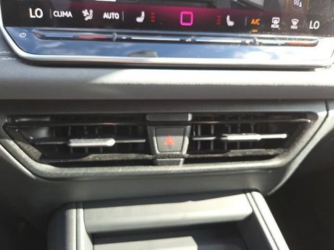 Used 2025 Volkswagen Tiguan SE AWD/4WD image 18