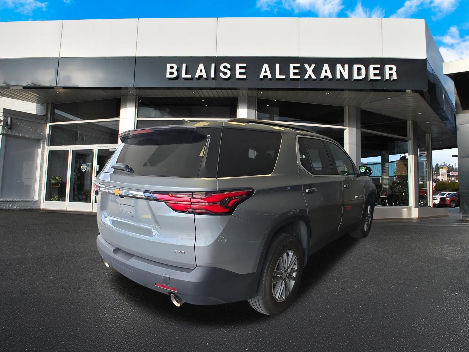 Used 2023 Chevrolet Traverse LT AWD/4WD image 2