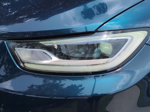 Used 2023 Chrysler Pacifica Limited FWD image 6