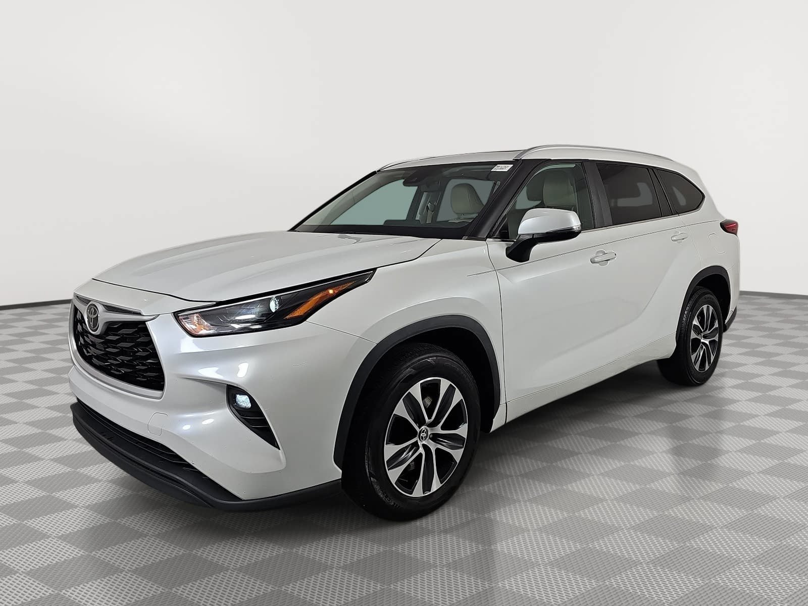 Used 2023 Toyota Highlander XLE FWD image 4