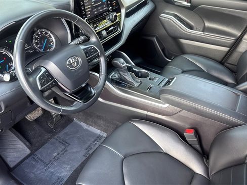 Certified 2021 Toyota Highlander XLE image 9