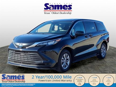 Used 2025 Toyota Sienna LE image 3