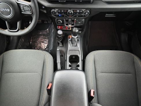 Used 2024 Jeep Wrangler Unlimited image 30