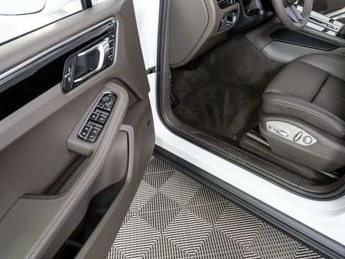 New 2026 Porsche Macan image 8