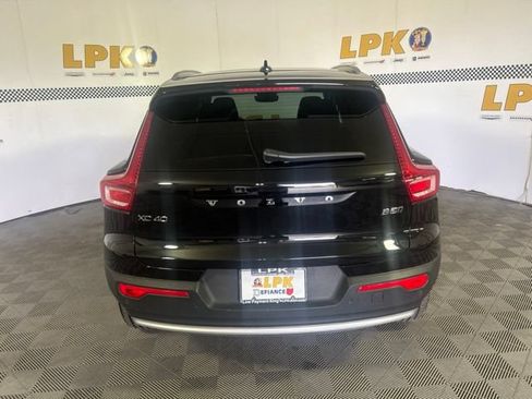 Used 2025 Volvo XC40 B5 Plus AWD/4WD image 4