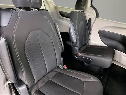 Used 2022 Chrysler Voyager LX FWD image 23