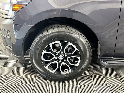 Used 2024 Ford Expedition Max XLT image 11