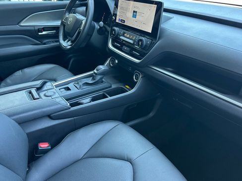 Certified 2025 Toyota Grand Highlander FWD image 17