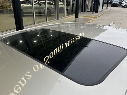 Used 2018 Toyota Avalon Limited image 3