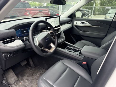 Used 2025 Ford Explorer Active w/ Active Comfort Package image 6