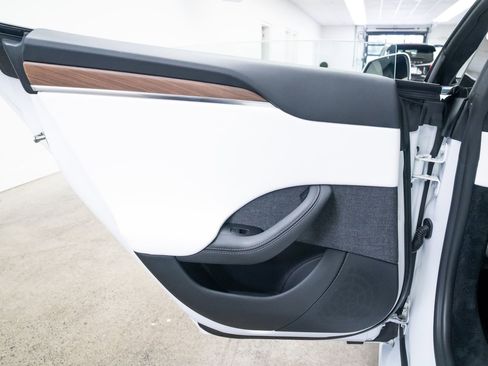 Used 2024 Tesla Model S image 19