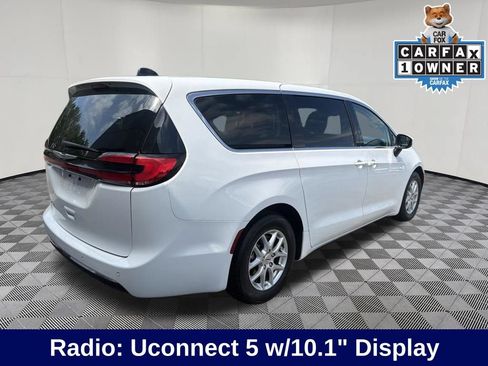 Used 2023 Chrysler Pacifica Touring-L FWD image 7