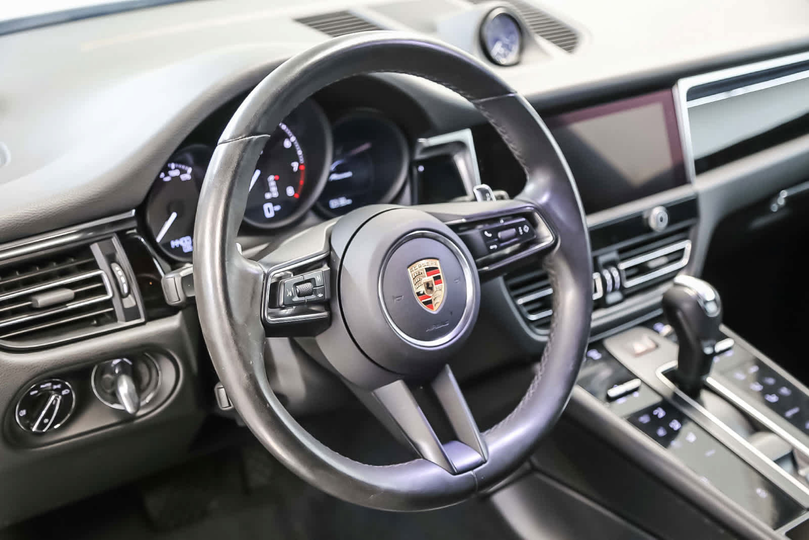 Used 2024 Porsche Macan AWD/4WD image 4