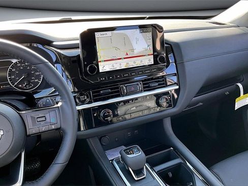 New 2025 Nissan Pathfinder SL image 6