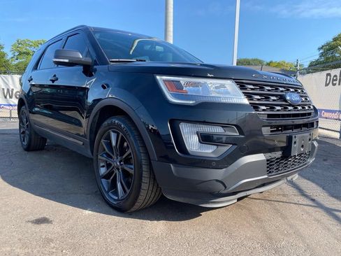 Used 2017 Ford Explorer XLT w/ XLT Technology Feature Bundle AWD/4WD image 32