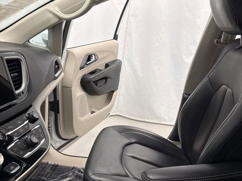 Used 2023 Chrysler Pacifica Touring-L FWD image 22