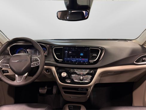 Used 2024 Chrysler Pacifica Touring-L FWD image 22