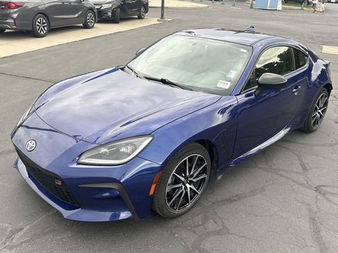 Used 2024 Toyota GR86 RWD image 2