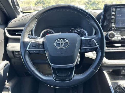 Used 2022 Toyota Highlander XSE image 8